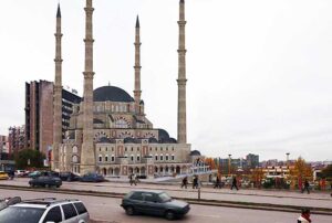 ТУРСКА ИЗГРАДЊОМ ЏАМИЈА УТВРЂУЈЕ СВОЈ УТИЦАЈ: Духовна архитектура као средство геополитике на Косову и Метохији и широм Западног Балкана