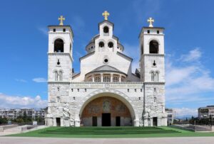 МРЖЊА КОЈА ЈЕ ПОМУТИЛА РАЗУМ ИЛИ НЕШТО ДРУГО: Зашто је Храм у Подгорици постао мета напада?