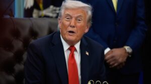 ОЗБИЉНОСТ ТРАМПА КАО ПАРТНЕРА У РЕШАВАЊУ УКРАЈИНСКЕ КРИЗЕ ИЗАЗИВА ОПРАВДАНЕ СУМЊЕ
